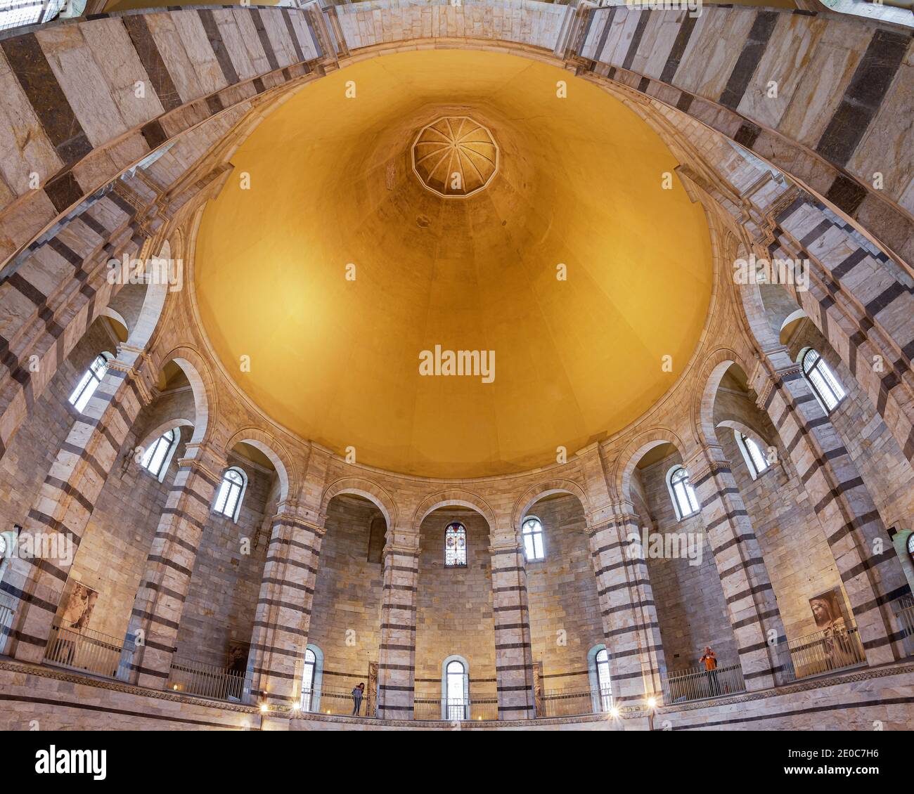 Europa, Italia, Toscana, Pisa. Il Battistero di San Giovanni di Pisa è un edificio ecclesiastico cattolico romano a Pisa, in Italia, molto popolare destina turistica Foto Stock