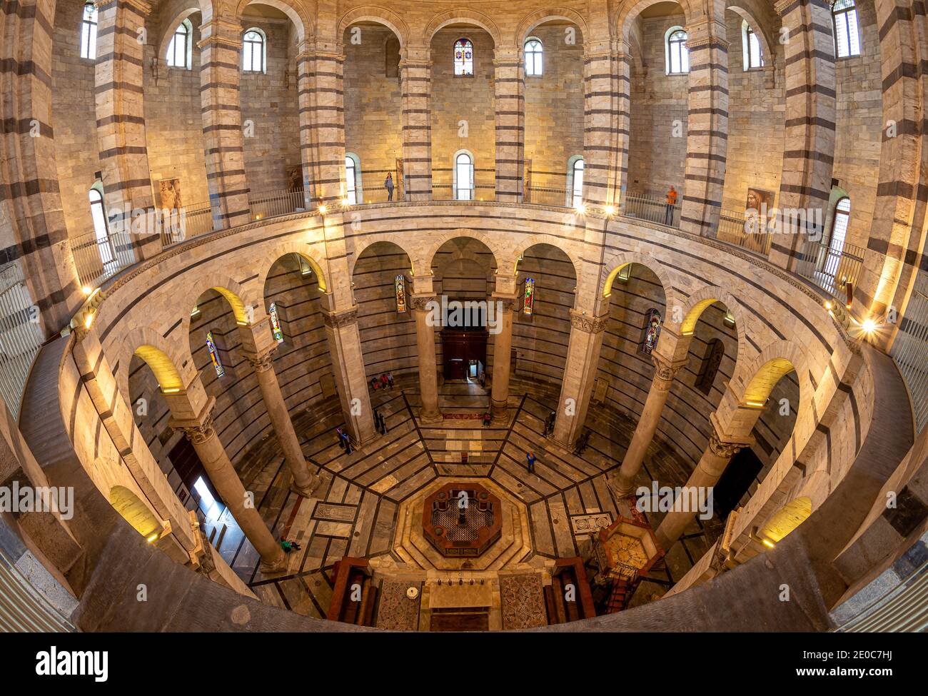 Europa, Italia, Toscana, Pisa. Il Battistero di San Giovanni di Pisa è un edificio ecclesiastico cattolico romano a Pisa, in Italia, molto popolare destina turistica Foto Stock