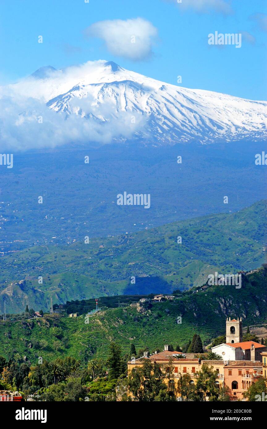 Vulcano Etna, vista da Taormina, Sicilia, Italia Foto Stock