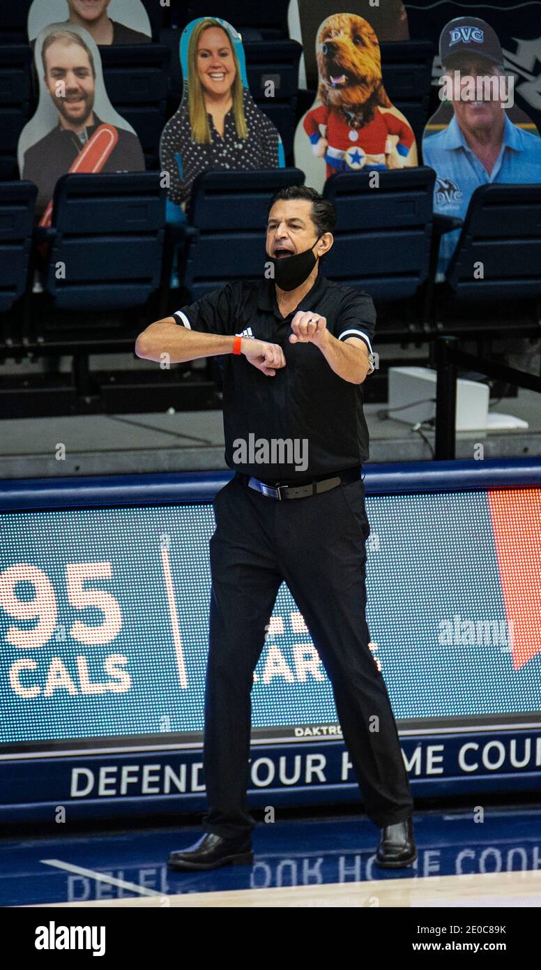 Moraga, California, 30 dicembre 2020. A. Sacramento state Hornets Head Coach Brian Katz chiama un gioco durante la partita di pallacanestro maschile NCAA tra gli Ornetti di Stato di Sacramento e i Saint Mary's Gaels 45-63 perso al McKeon Pavilion Moraga California. Thurman James/CSM/Alamy Live News Foto Stock