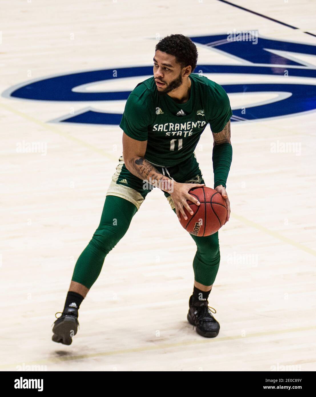 Moraga, California, 30 dicembre 2020. Guardia nazionale degli ornati di Sacramento Brandon Davis (11) cerca di passare la palla durante la partita di pallacanestro degli uomini della NCAA tra gli ornati statali di Sacramento e i Gaels di Santa Maria 45-63 persi al McKeon Pavilion Moraga Calif. Thurman James/CSM/Alamy Live News Foto Stock