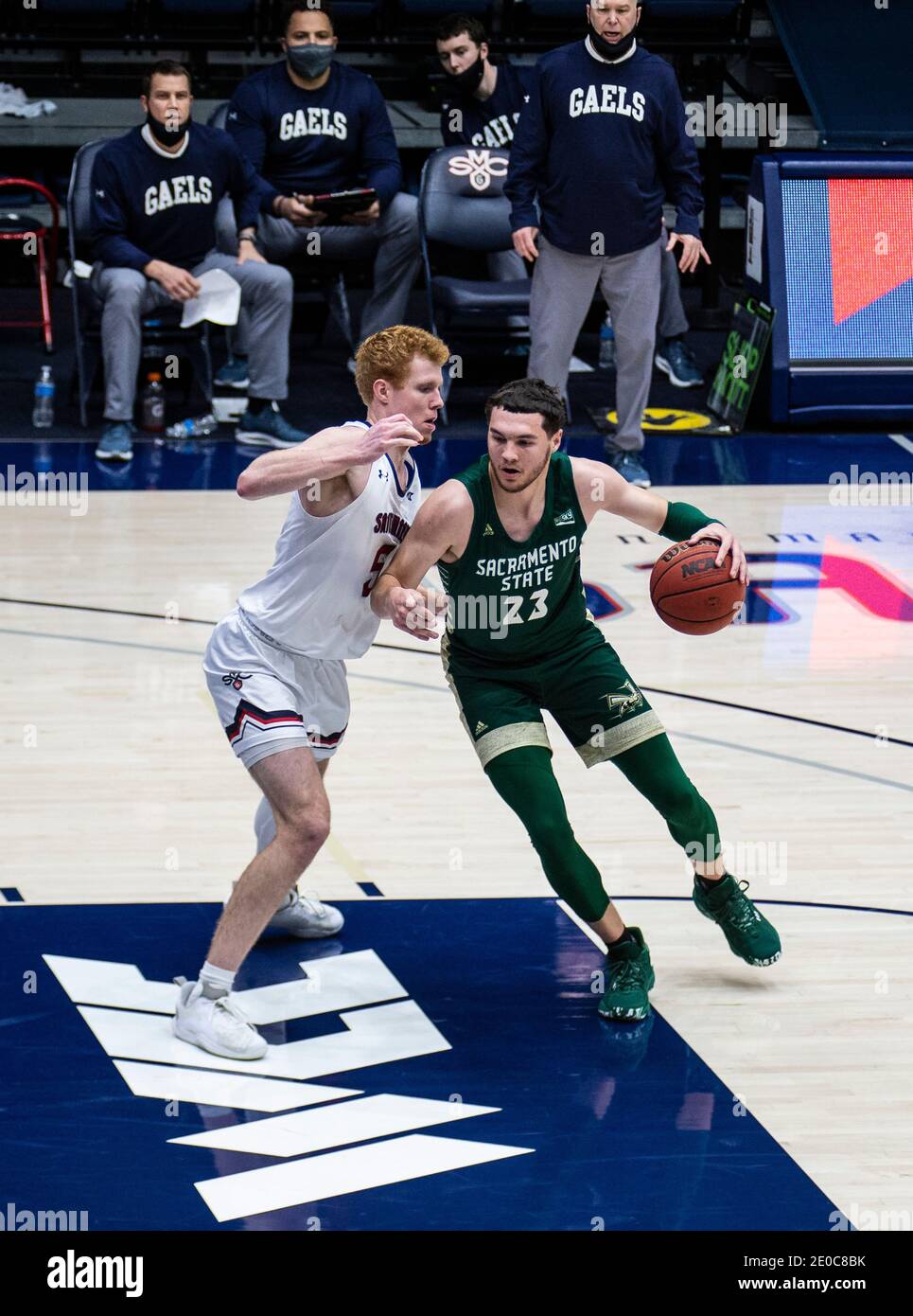 Moraga, California, 30 dicembre 2020. La guardia nazionale degli ornati di Sacramento Bryce Fowler (23) guida verso il cestino durante la partita di pallacanestro degli uomini della NCAA tra gli ornati di stato di Sacramento e i gaels di Santa Maria 45-63 persi al McKeon Pavilion Moraga Calif. Thurman James/CSM/Alamy Live News Foto Stock