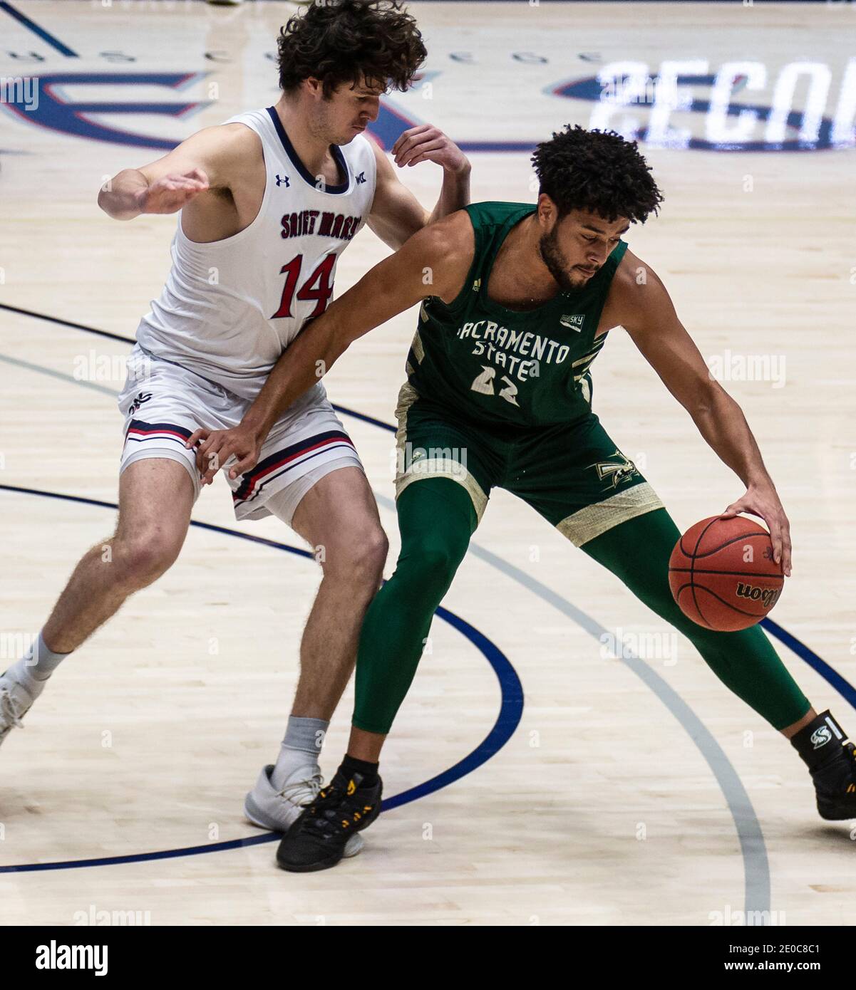 Moraga, California, 30 dicembre 2020. A. il Sacramento state Hornets in avanti Ethan Esposito (22) guida al cesto durante la partita di pallacanestro degli uomini della NCAA tra gli Ornetti di Stato di Sacramento e i Saint Mary's Gaels 45-63 perso al McKeon Pavilion Moraga Calif. Thurman James/CSM/Alamy Live News Foto Stock