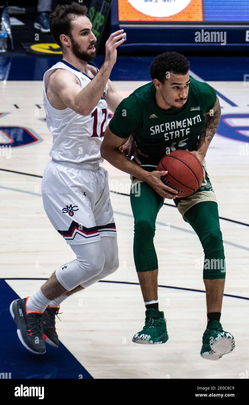 Moraga, California, 30 dicembre 2020. Guardia degli Ornetti dello Stato di Sacramento Christian Terrell (35) cerca di passare la palla durante la partita di pallacanestro degli uomini della NCAA tra gli Ornetti dello Stato di Sacramento e i Gaels di Santa Maria 45-63 persi al McKeon Pavilion Moraga Calif. Thurman James/CSM/Alamy Live News Foto Stock