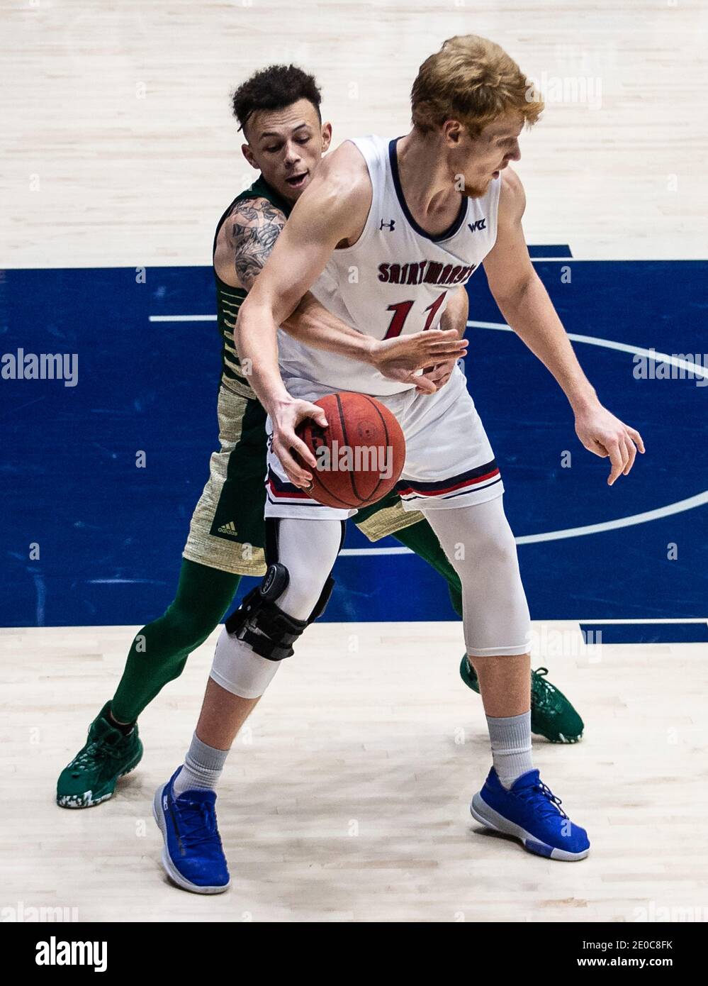 Moraga, California, 30 dicembre 2020. A. Sacramento state Hornets Guard Deshaun Highler (12) cerca di rubare la palla durante la partita di pallacanestro maschile NCAA tra gli Ornetti di Stato di Sacramento e i Saint Mary's Gaels 45-63 perso al McKeon Pavilion Moraga California Thurman James/CSM/Alamy Live News Foto Stock