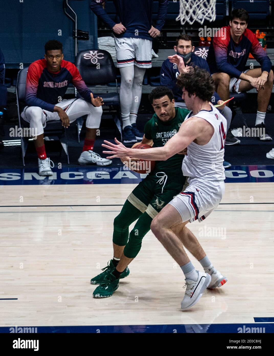 Moraga, California, 30 dicembre 2020. La guardia degli Ornetti dello Stato di Sacramento Christian Terrell (35) guida verso il cestino durante la partita di pallacanestro degli uomini della NCAA tra gli Ornetti dello Stato di Sacramento e i Gaels di Santa Maria 45-63 persi al McKeon Pavilion Moraga Calif. Thurman James/CSM/Alamy Live News Foto Stock