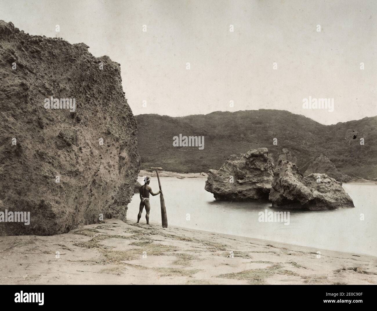 Fotografia d'annata del XIX secolo - Fotografia d'annata del XIX secolo - veduta di 'Inos Island' Ainu, isola di Aino Giappone - la gente di Ainu era indenne all'isola settentrionale ora conosciuta come Hokkaido - immagine mostra l'uomo Ainu con pagaia. Foto Stock