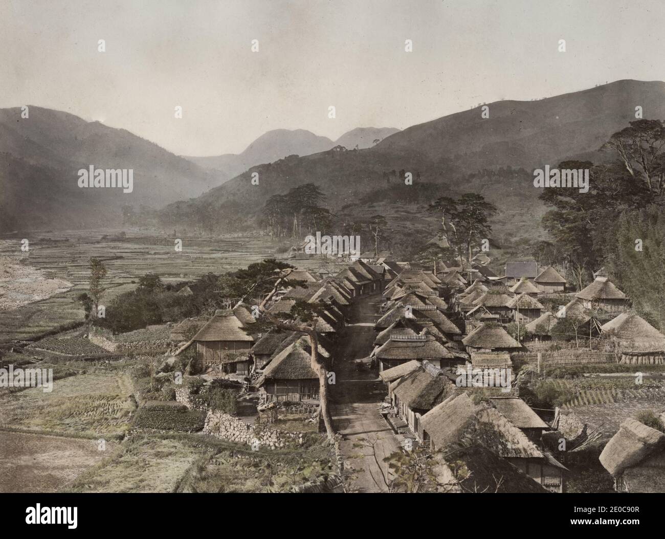 Fotografia d'epoca del XIX secolo - vista sulla strada di Hakone, con case di villaggio di paglia, Giappone Foto Stock