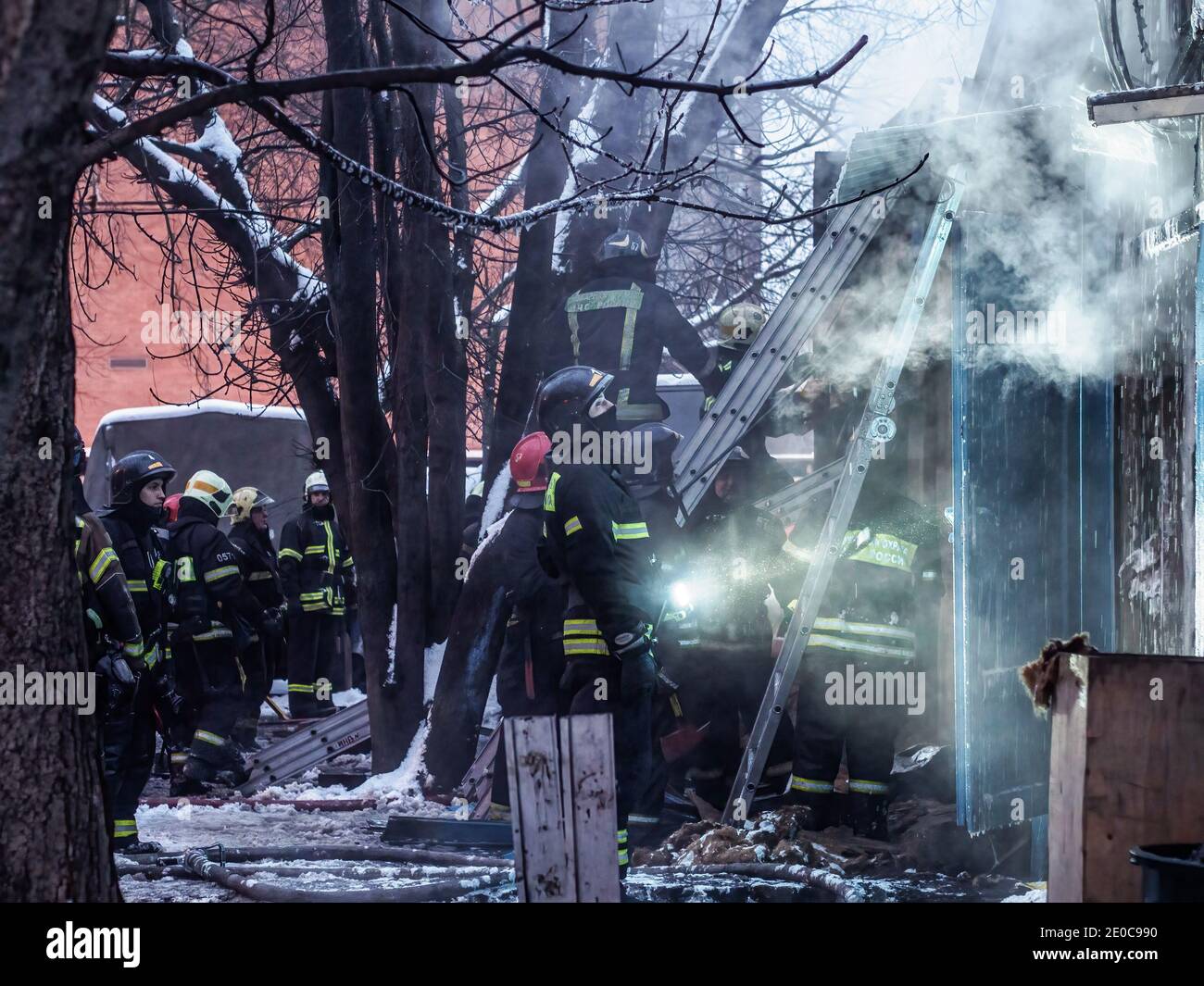 I vigili del fuoco utilizzano uno strumento speciale per aprire il rivestimento della parete del locale bruciato. L'ultimo giorno dell'anno è scoppiato un incendio in un bar vicino alla stazione di Kuntsevo. La causa dell'incendio è ancora sotto inchiesta, ma non ci sono vittime. Foto Stock