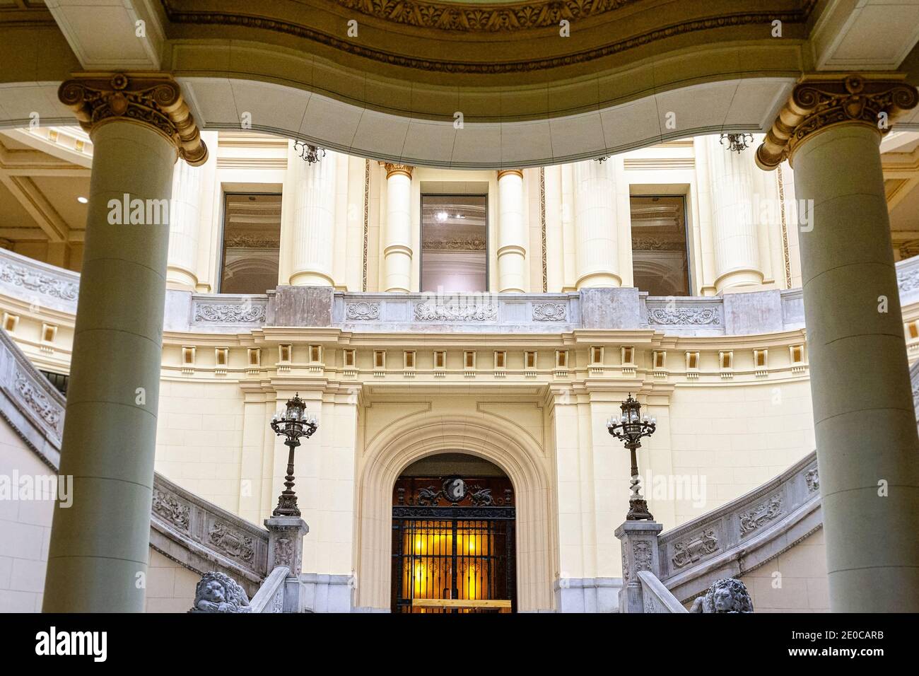 Architettura degli interni del Museo delle Belle Arti a l'Avana, Cuba. L'edificio storico era precedentemente conosciuto come il Centro Asturiano. Foto Stock