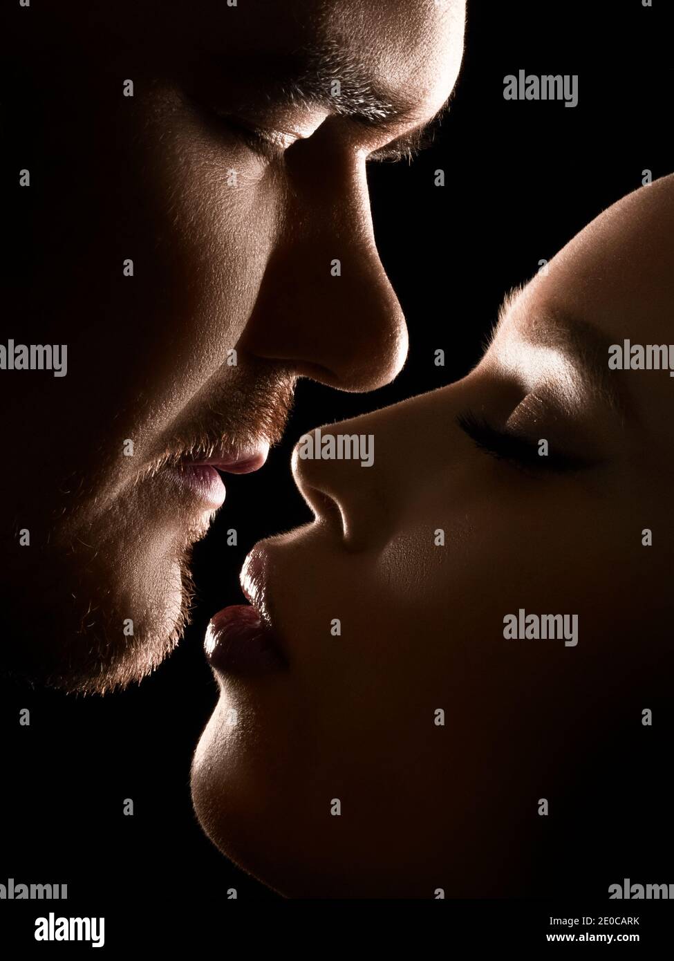 Abbina la silhouette faccia a faccia. Concetto di relazioni. Foto Stock