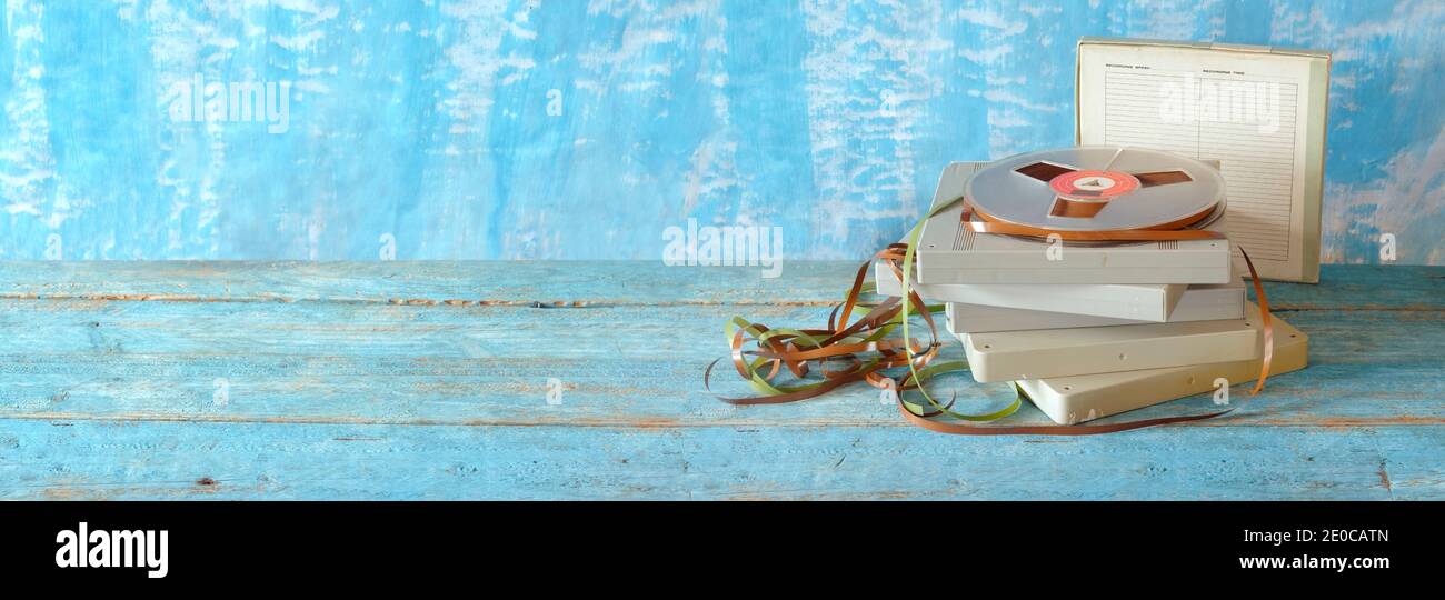 Nastri di registrazione vintage reel-to-reel su bobine, panoramica, buon spazio di copia, registrazione analogica, concetto di equipaggiamento audio vintage Foto Stock