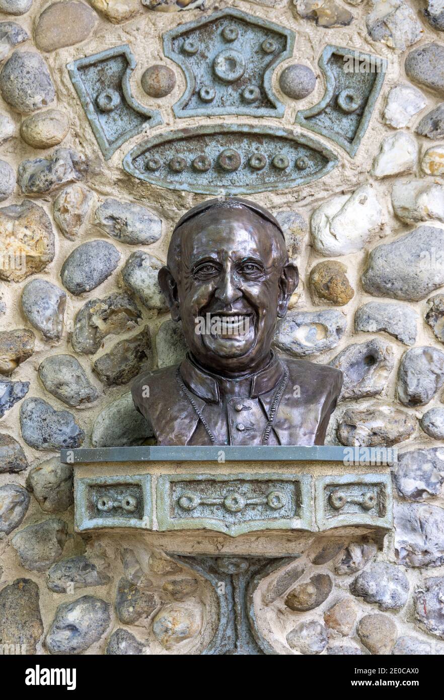 Statua di Papa Francesco al Santuario Cattolico Romano di nostra Signora, la Cappella Slipper a Little Walsingham, Nord Norfolk, Inghilterra, Regno Unito Foto Stock