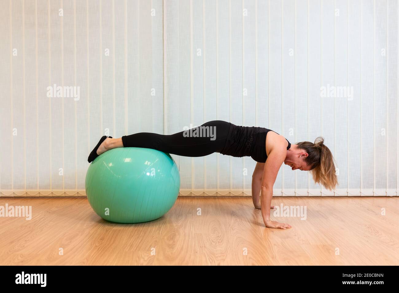 l'addestratore dei pilates della ragazza fa pank la postura di base del flipper nel fitness centro Foto Stock