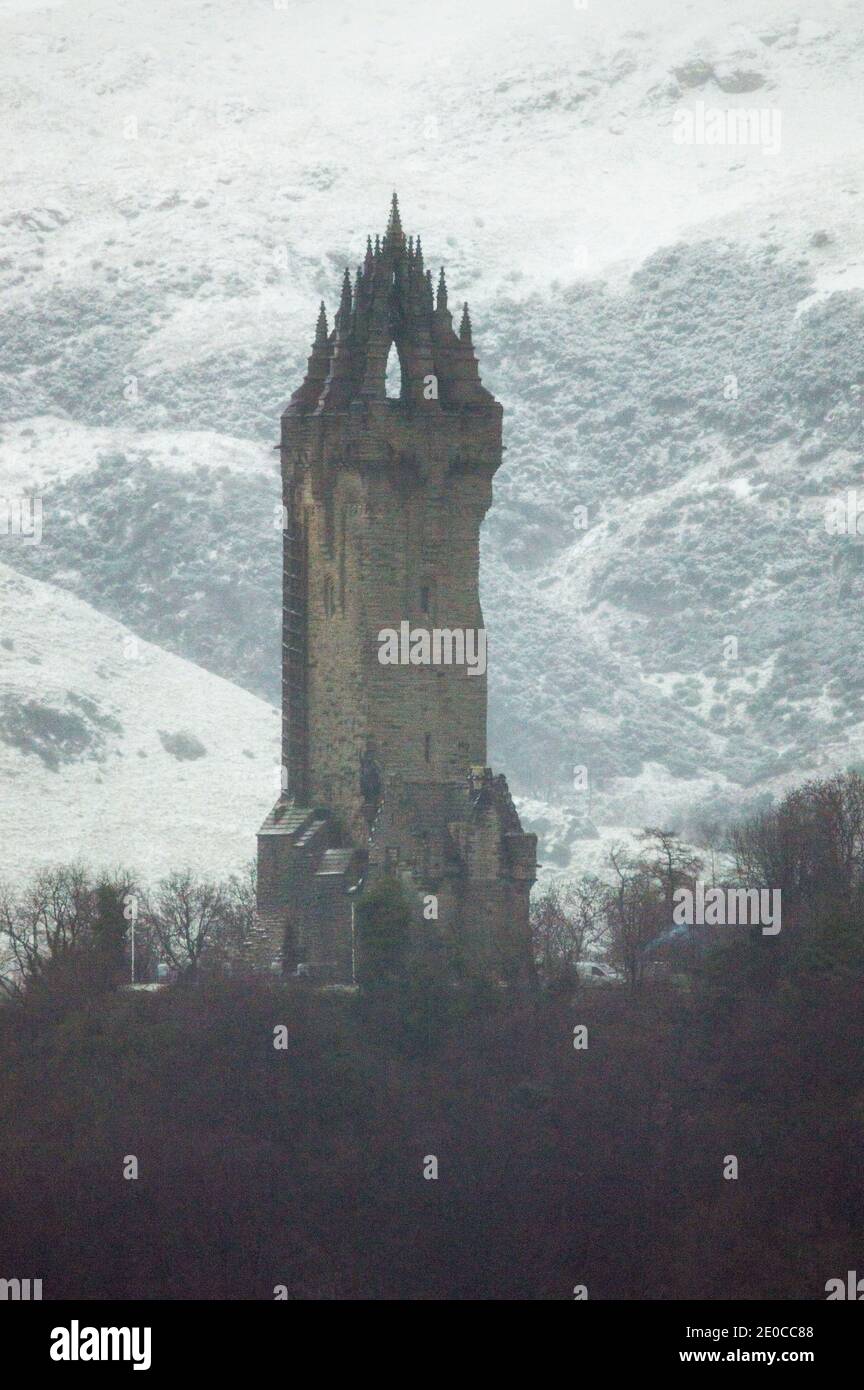 Stirling, Scozia, Regno Unito. 31 dicembre 2020. Nella foto: Il monumento a Wallace. Il Castello di Stirling ha normalmente l'esposizione dei fuochi d'artificio di mezzanotte e le celebrazioni per portare nel nuovo anno. Quest'anno, a causa della pandemia del coronavirus (COVID19) e del blocco nazionale della fase 4 che attualmente interessa l'intera Scozia continentale, significa che le celebrazioni sono state annullate. Gli organizzatori hanno invece presentato un'esposizione di fuochi d'artificio da trasmettere online, e i fuochi d'artificio da partire dal monumento a Wallace. Credit: Colin Fisher/Alamy Live News Foto Stock