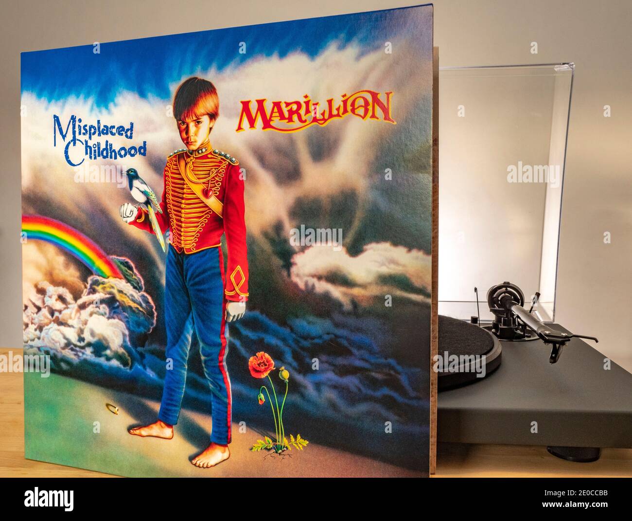 Mispiazzato Childhood (originariamente pubblicato nel 1985) - un disco in vinile Marillion / LP nella sua copertina di cartone, in piedi accanto ad un giradischi. Foto Stock