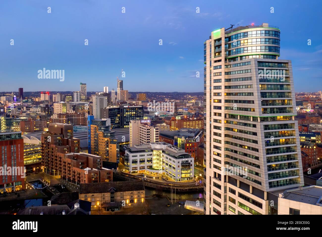 Centro di Leeds e Bridge Water Place. Vista aerea su Leeds, inclusi hotel, uffici e stazione ferroviaria Foto Stock