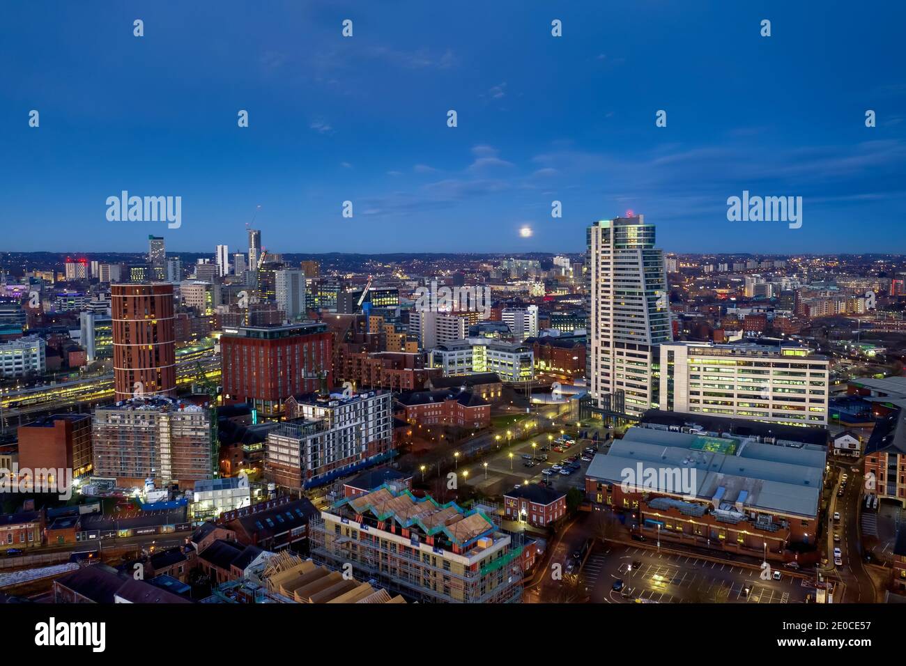 Leeds City Centre e Bridge Water Place. Vista aerea su Leeds con hotel, uffici e stazione ferroviaria con la zona e gli spazi per il commercio al dettaglio Foto Stock