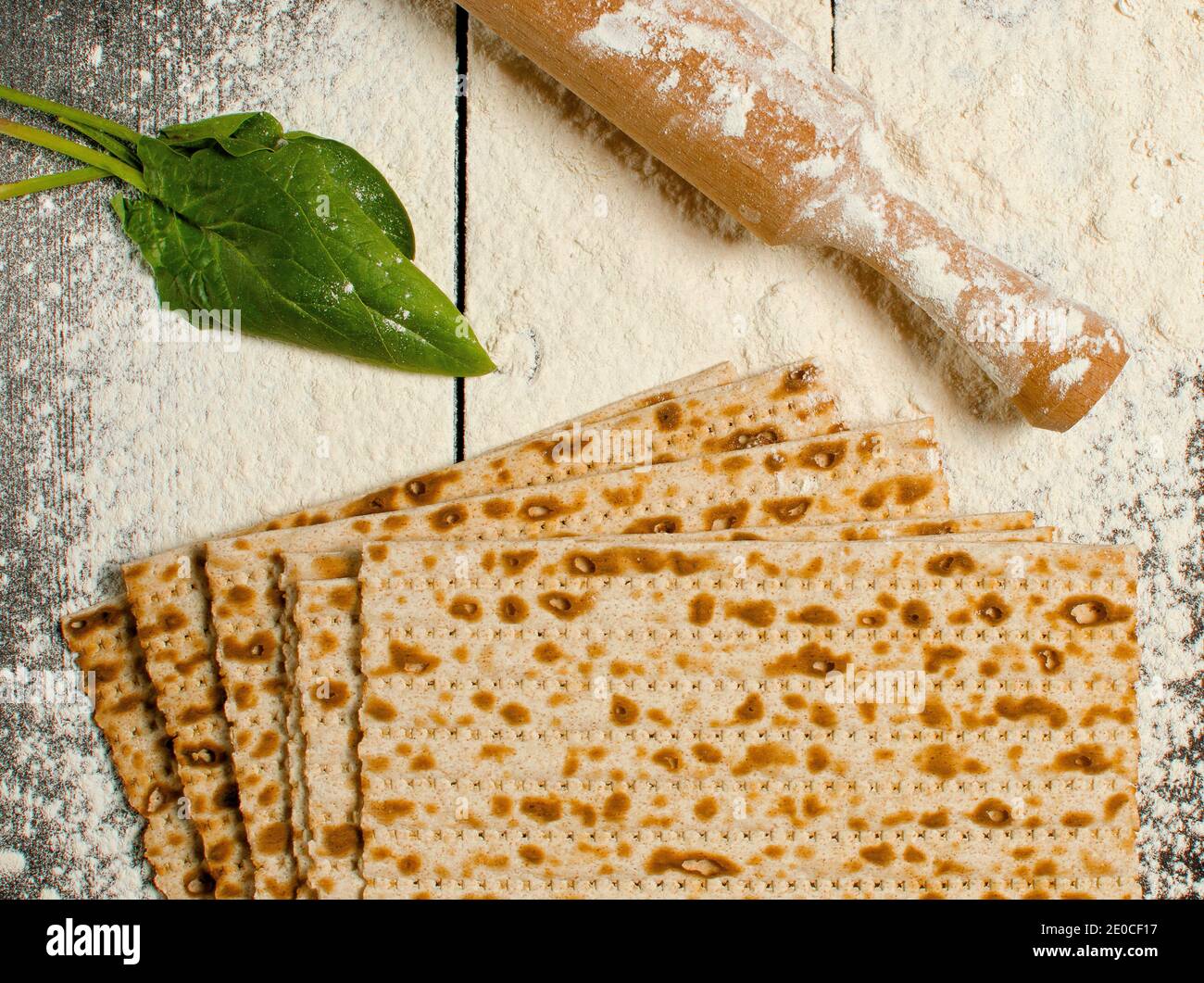 Tradizionale kosher matzo ebraico per pesah pasquale su un tavolo di legno. Cibo pasquale ebraico. Molla. Foto Stock