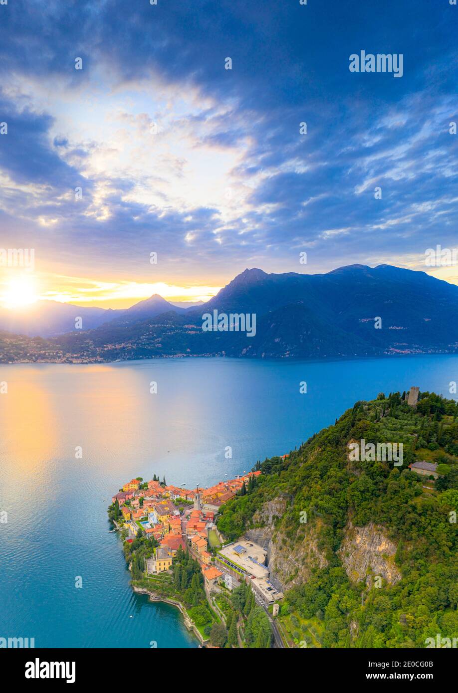 Veduta aerea del vecchio Castello di Vezio sulle colline sopra Varenna al tramonto, Lago di Como, provincia di Lecco, Lombardia, Laghi Italiani, Italia, Europa Foto Stock