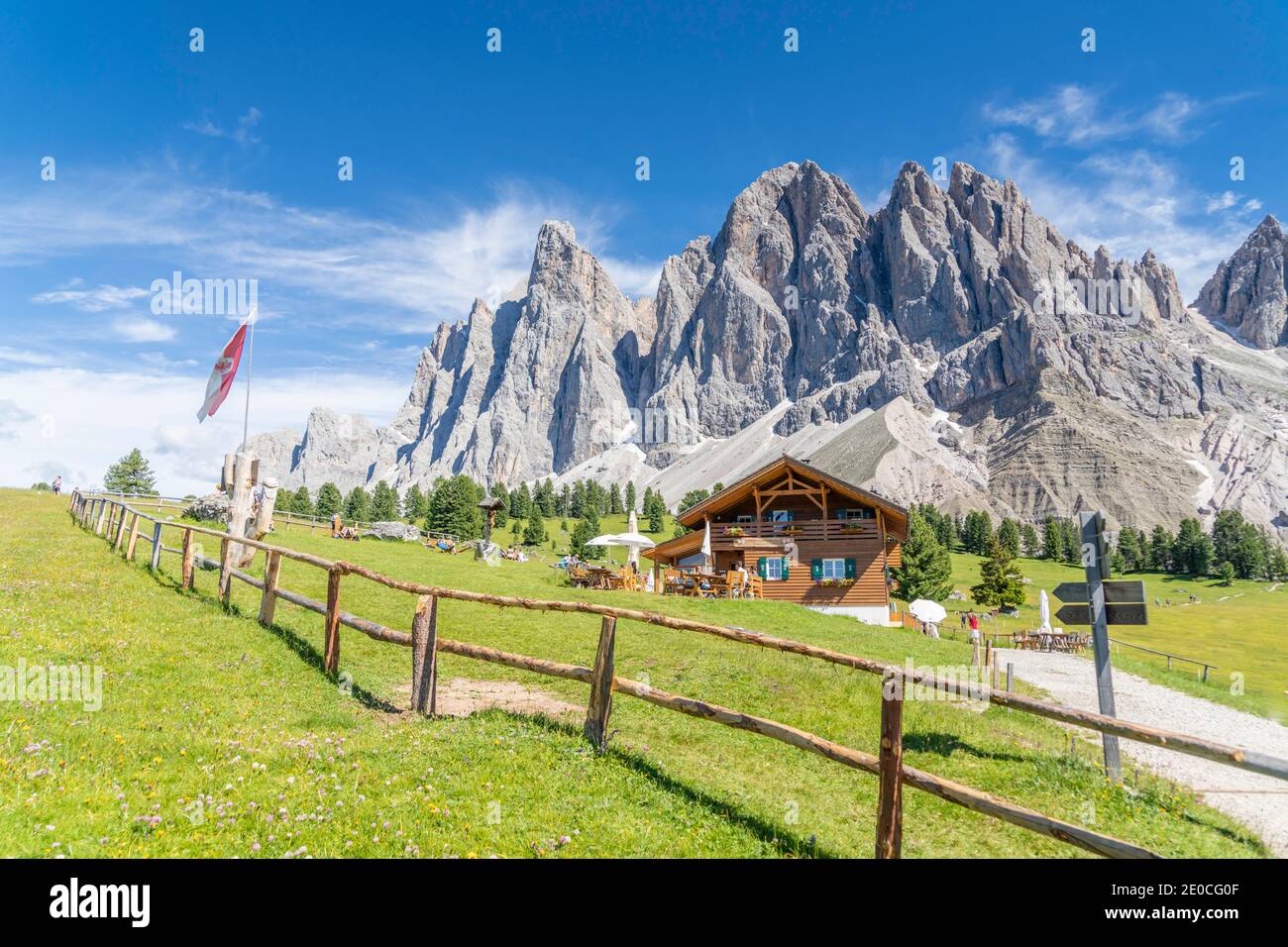 Malga Casnago (Gschnagenhardt) rifugio ai piedi delle montagne Odle, Val di Funes, Alto Adige, Dolomiti, Italia, Europa Foto Stock