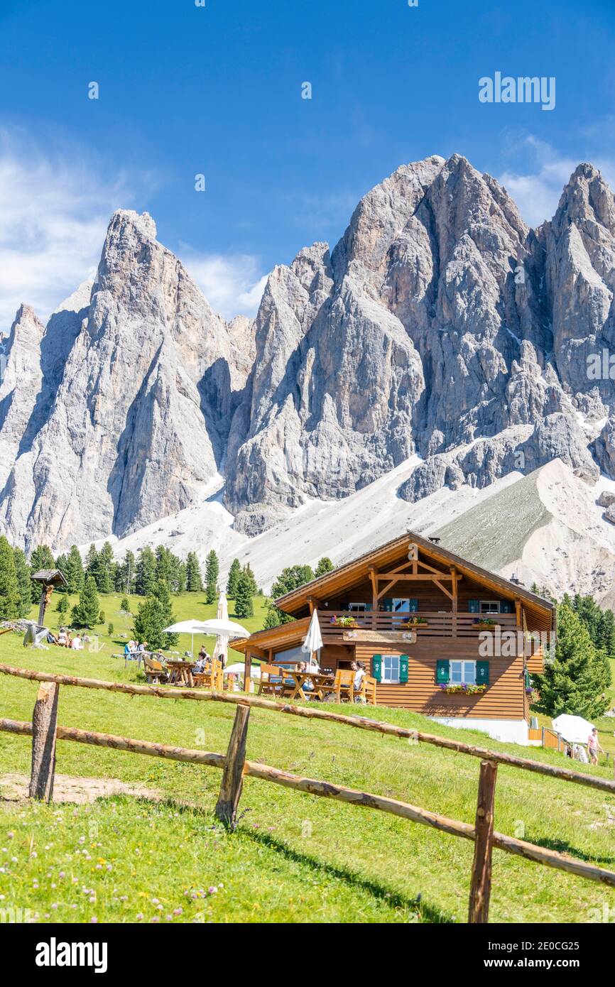 Malga Casnago (Gschnagenhardt) con l'Odle sullo sfondo, Val di Funes, Alto Adige, Dolomiti, Italia, Europa Foto Stock