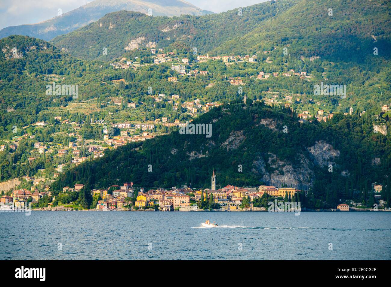 Varenna e villaggi sulle colline viste dal traghetto, Lago di Como, provincia di Lecco, Lombardia, Laghi Italiani, Italia, Europa Foto Stock