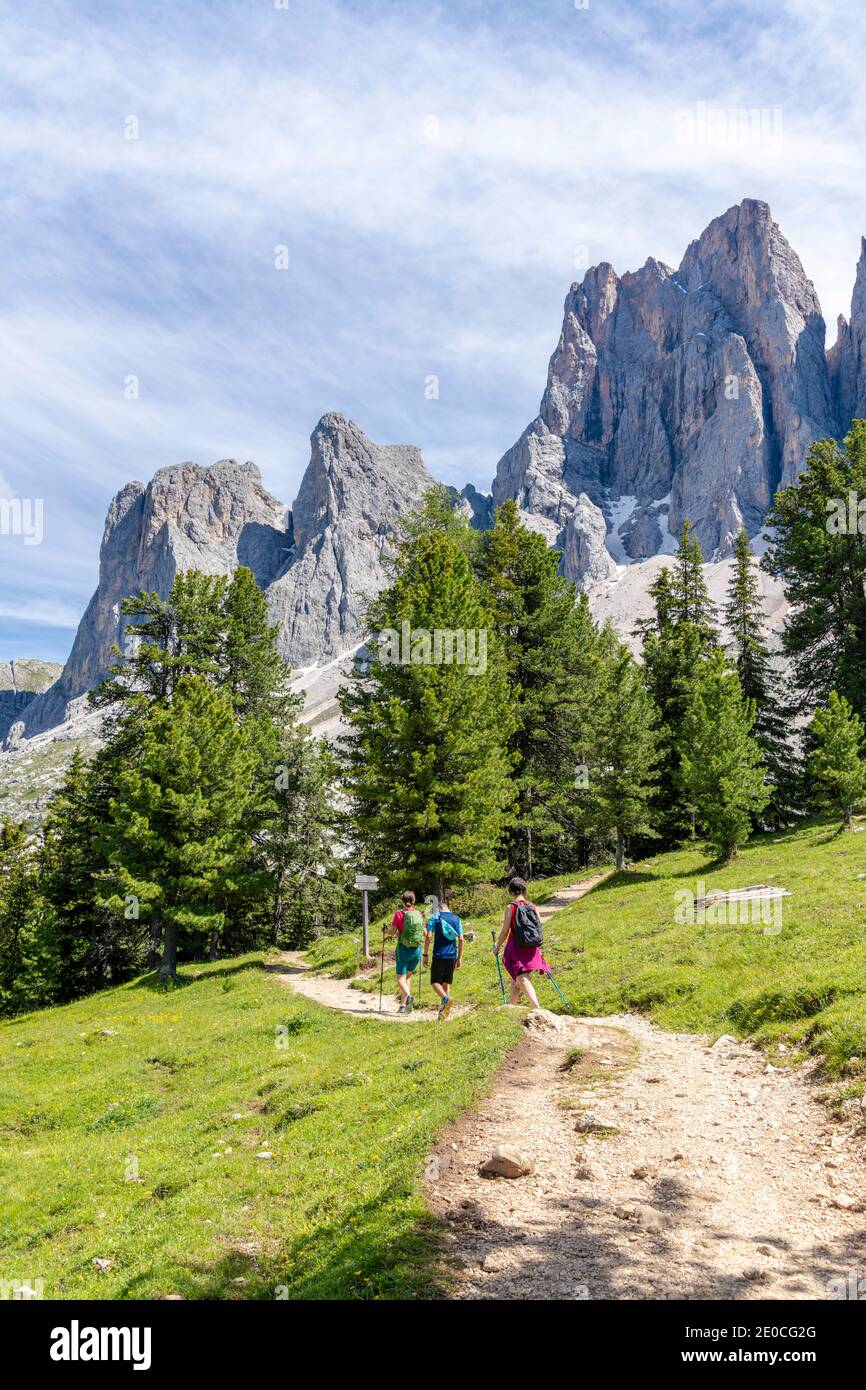 Escursionisti a piedi sul sentiero Adolf Munkel ai piedi dell'Odle, Val di Funes, Alto Adige, Dolomiti, Italia, Europa Foto Stock