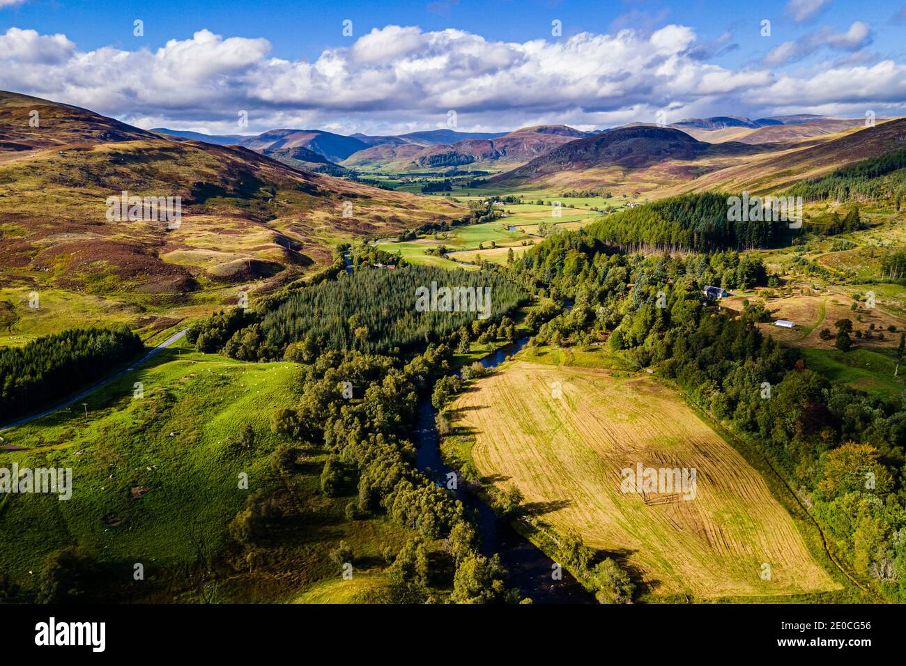 Aereo del bellissimo paesaggio intorno al castello di Dinnaglar, Glenshee, Perthshire, Scozia, Regno Unito, Europa Foto Stock