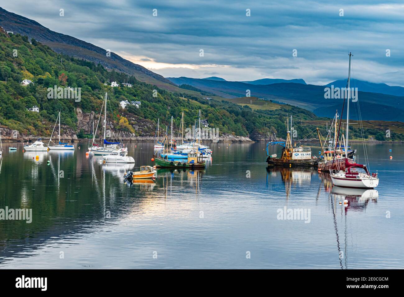 Barche da pesca, Bay of Ullapool, Ross and Cromarty, Highlands, Scozia, Regno Unito, Europa Foto Stock