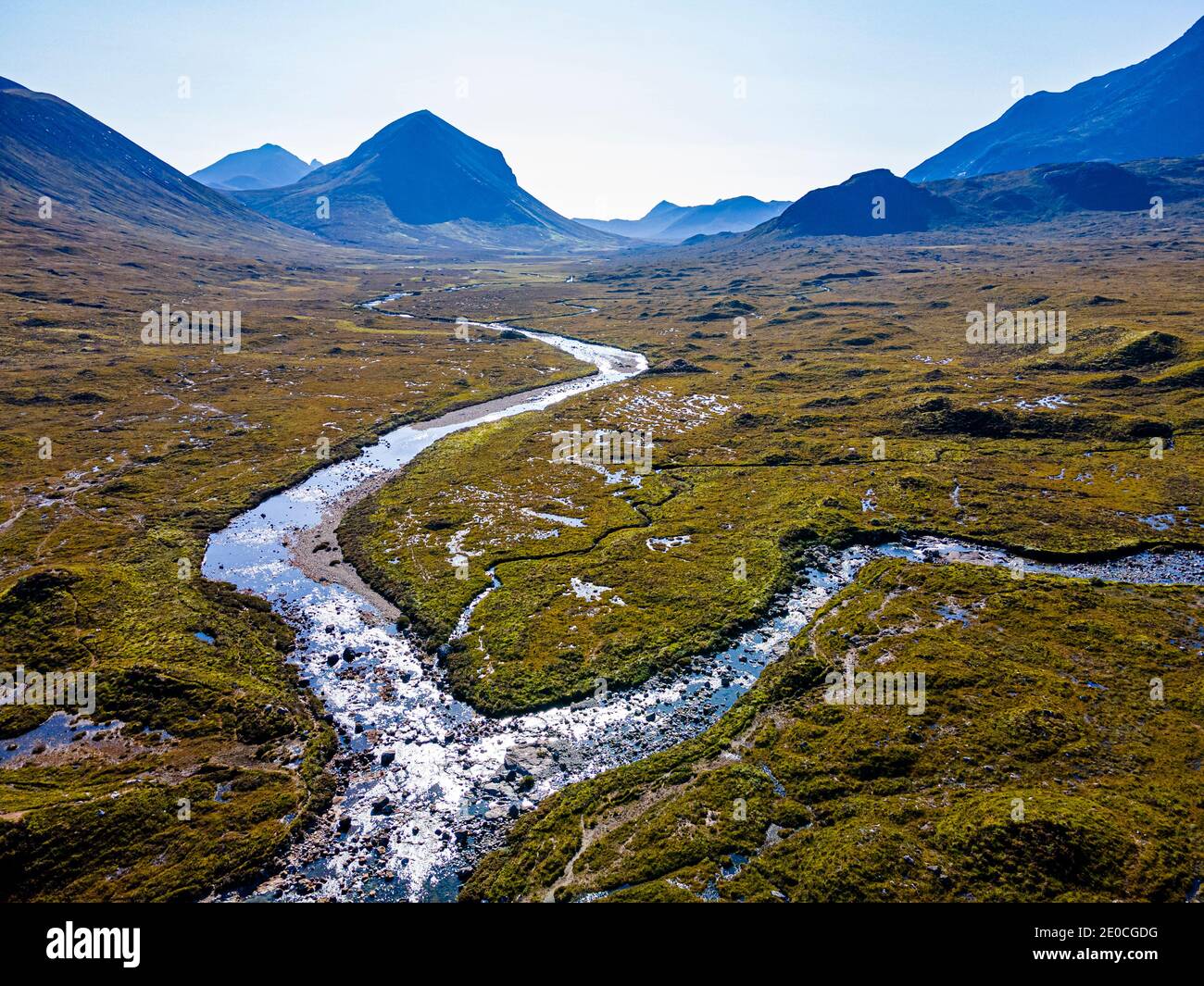 Aereo di un fiume che si snoda attraverso la brughiera del crinale della Cuillina Nera, Isola di Skye, Ebridi interne, Scozia, Regno Unito, Europa Foto Stock