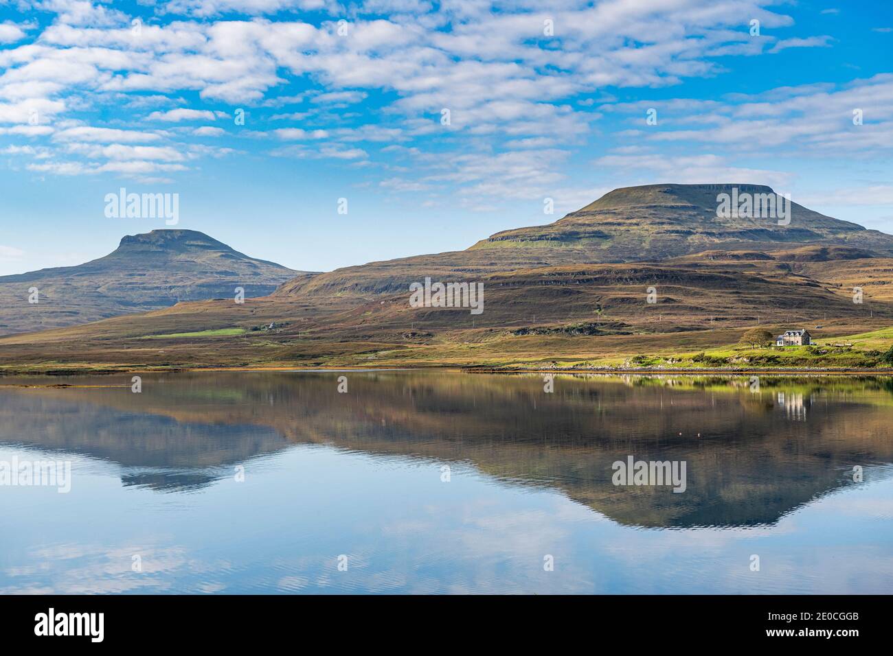 Riflessioni sull'acqua sul Lago Dunvegan, Isola di Skye, Ebridi interne, Scozia, Regno Unito, Europa Foto Stock