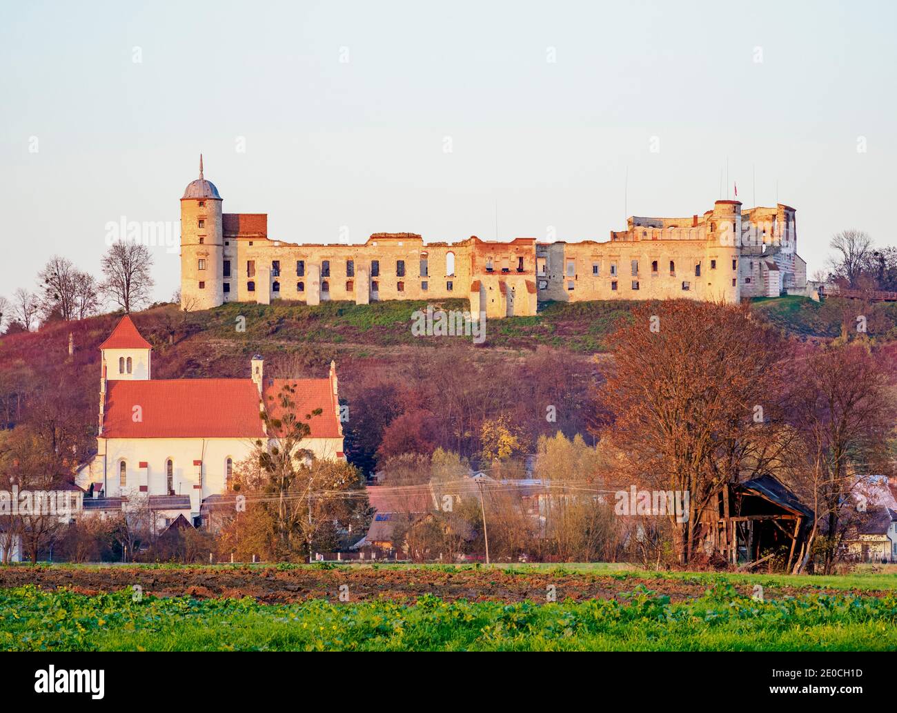 Vista verso la Chiesa di San Stanislao e Santa Margherita e il castello, Janowiec, Lublino Voivodato, Polonia, Europa Foto Stock