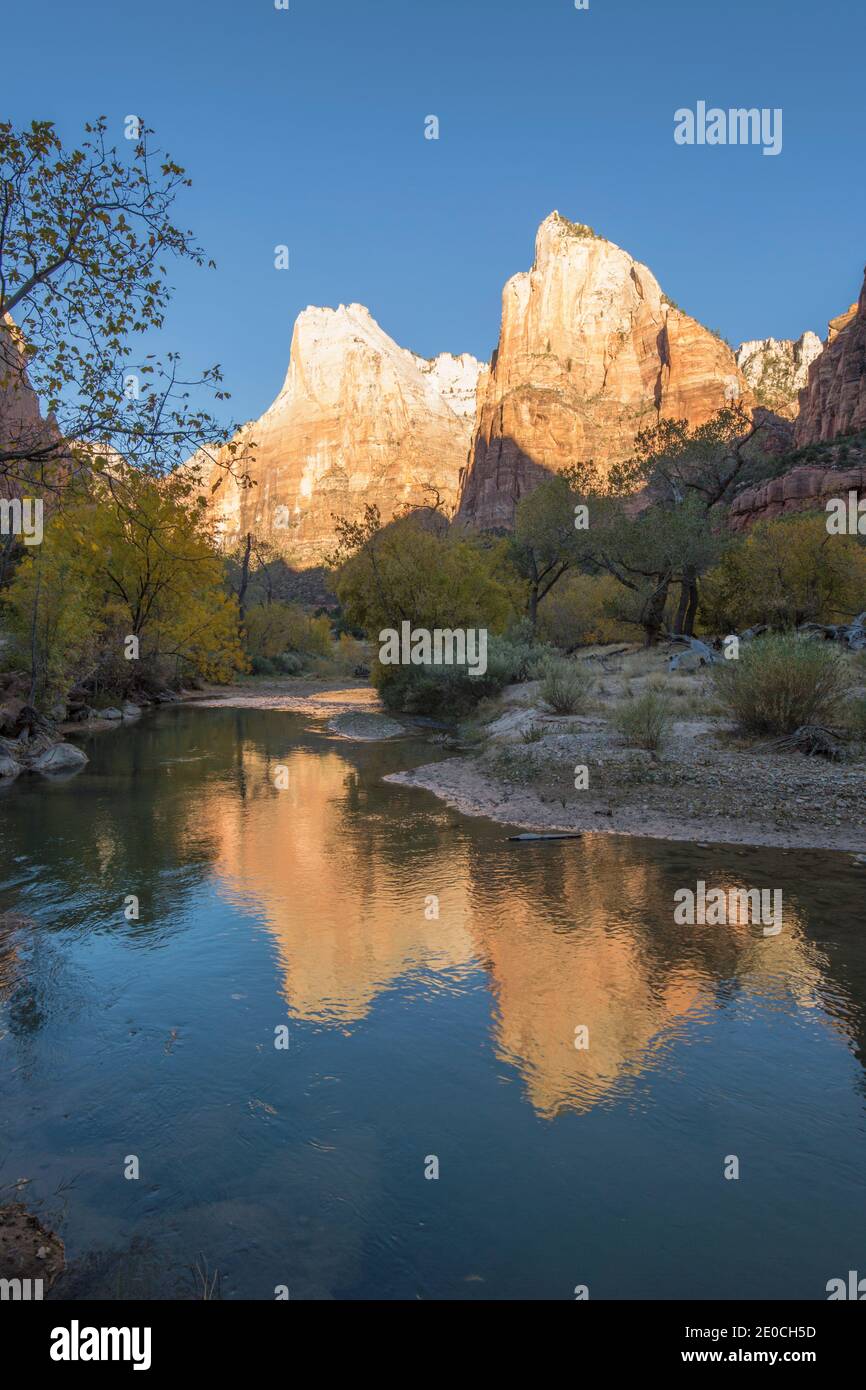 Le vette di Abraham e Isacco si riflettono nel fiume Virgin all'alba, in autunno, alla Corte dei Patriarchi, allo Zion National Park, nello Utah, negli Stati Uniti d'America Foto Stock