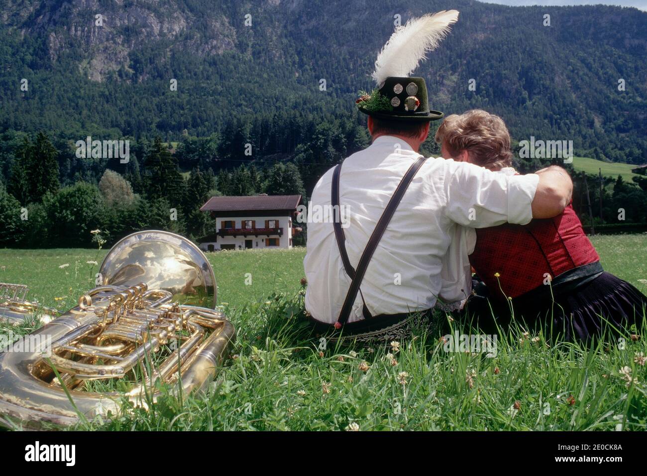 Bella donna che indossa un vestito tradizionale costume per l'Oktoberfest  che serve birra Foto stock - Alamy