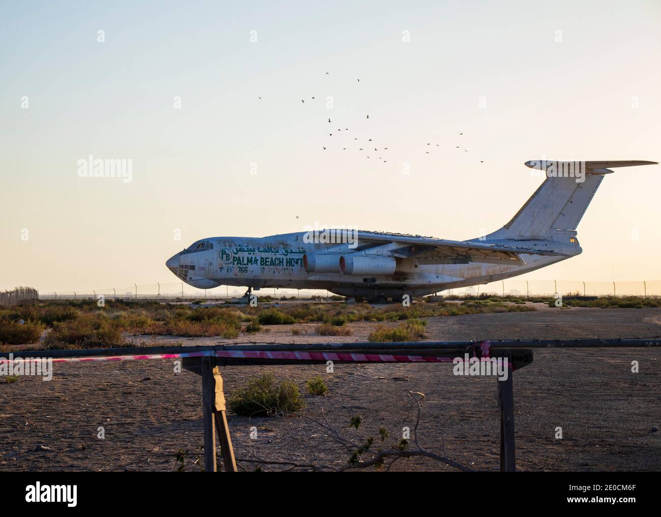 Abbandonato piano aereo IL76 in emirato di Umm al Quain, si ritiene che sia utilizzato dal noto mercante di armi Viktor Bout per contrabbando le armi. Foto Stock