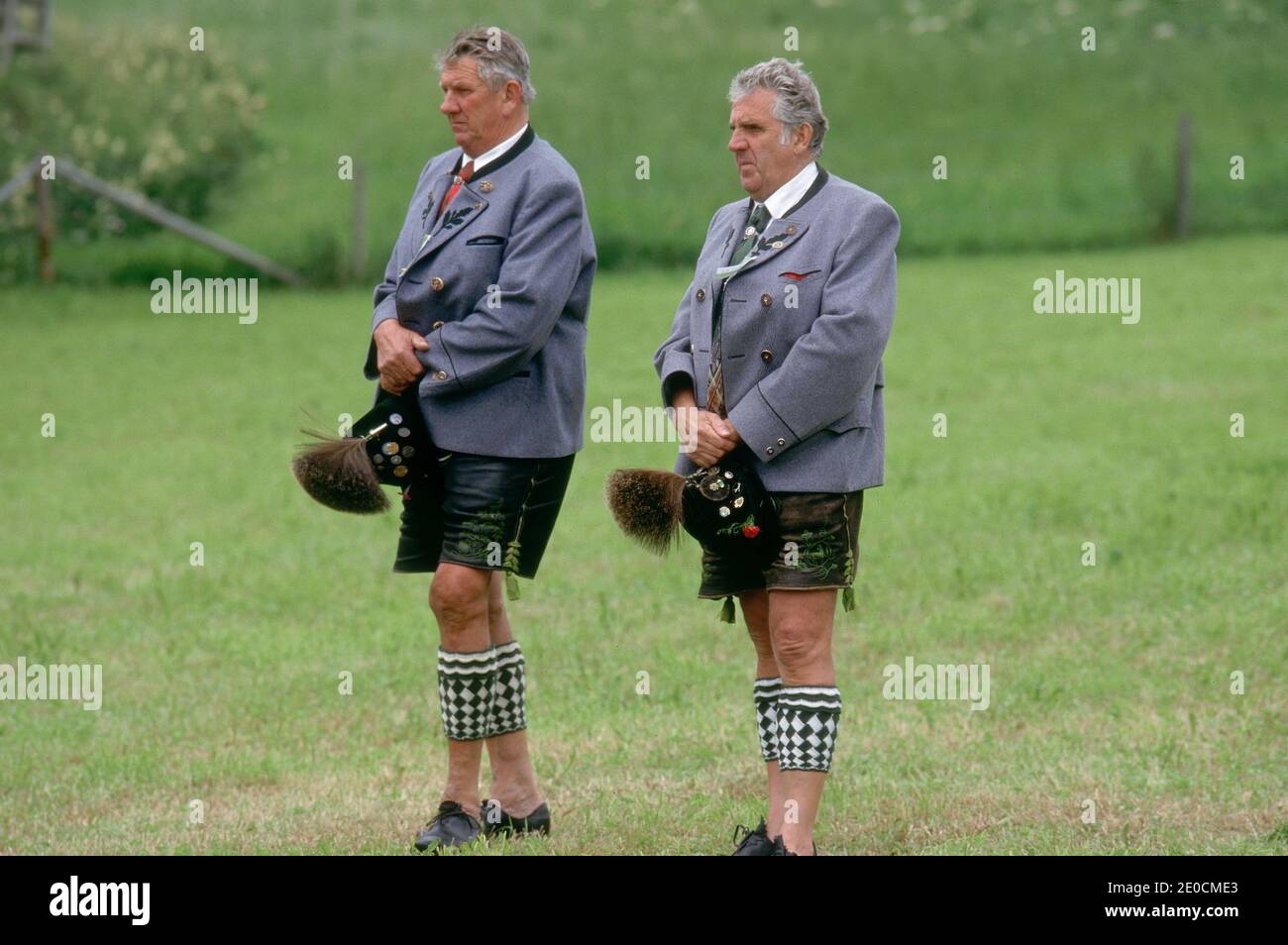 Germania /Baviera / festival bavarese/ uomo che indossa abiti tradizionali e il cappello bavarese con Gamsbart . Foto Stock