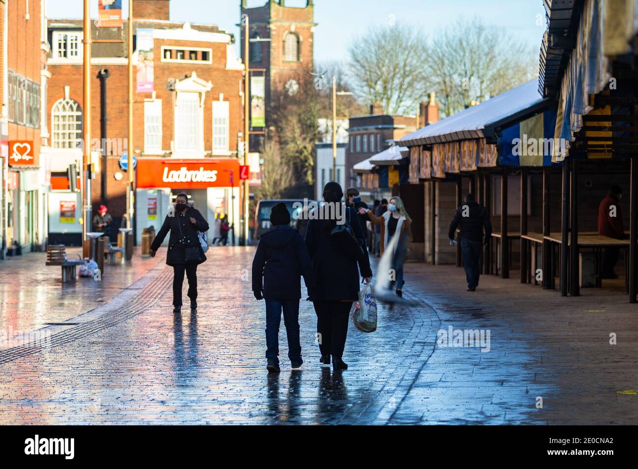 Dudley, West Midlands, Regno Unito. 31 dicembre 2020. Il centro di Dudley a Capodanno, la città è entrata oggi nelle restrizioni di Covid Tier 4. Dudley, nelle West Midlands, è stato duramente colpito economicamente negli ultimi 15 anni e la sua High Street è diminuita come molte altre città. Il tasso complessivo di infezione di Dudley nella settimana fino al dicembre 23 è stato di 306.6 casi ogni 100,000 persone - con 986 casi registrati nei sette giorni - in aumento del 37.1 per cento. Credit: Peter Lopeman/Alamy Live News Foto Stock
