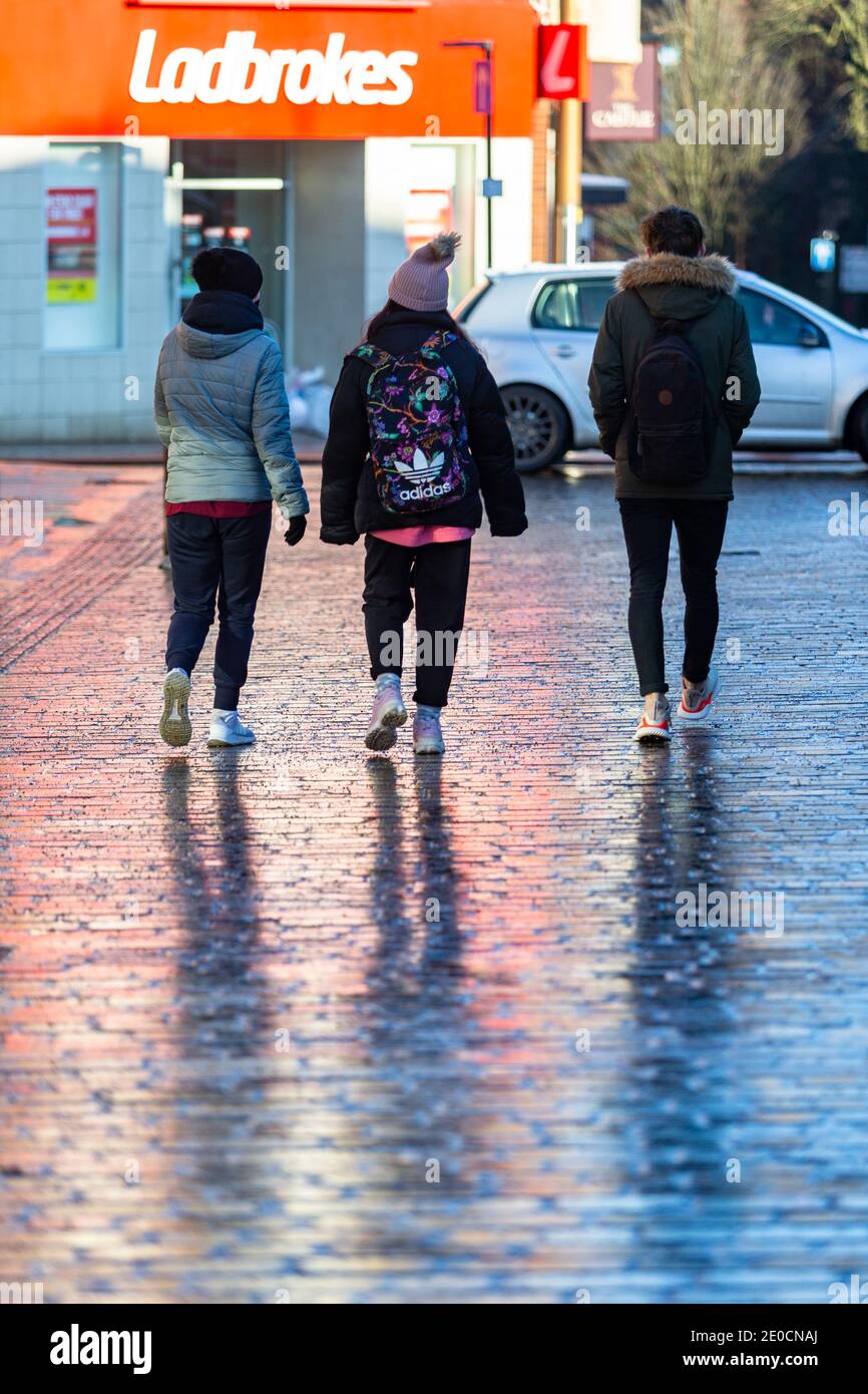 Dudley, West Midlands, Regno Unito. 31 dicembre 2020. Il centro di Dudley a Capodanno, la città è entrata oggi nelle restrizioni di Covid Tier 4. Dudley, nelle West Midlands, è stato duramente colpito economicamente negli ultimi 15 anni e la sua High Street è diminuita come molte altre città. Il tasso complessivo di infezione di Dudley nella settimana fino al dicembre 23 è stato di 306.6 casi ogni 100,000 persone - con 986 casi registrati nei sette giorni - in aumento del 37.1 per cento. Credit: Peter Lopeman/Alamy Live News Foto Stock