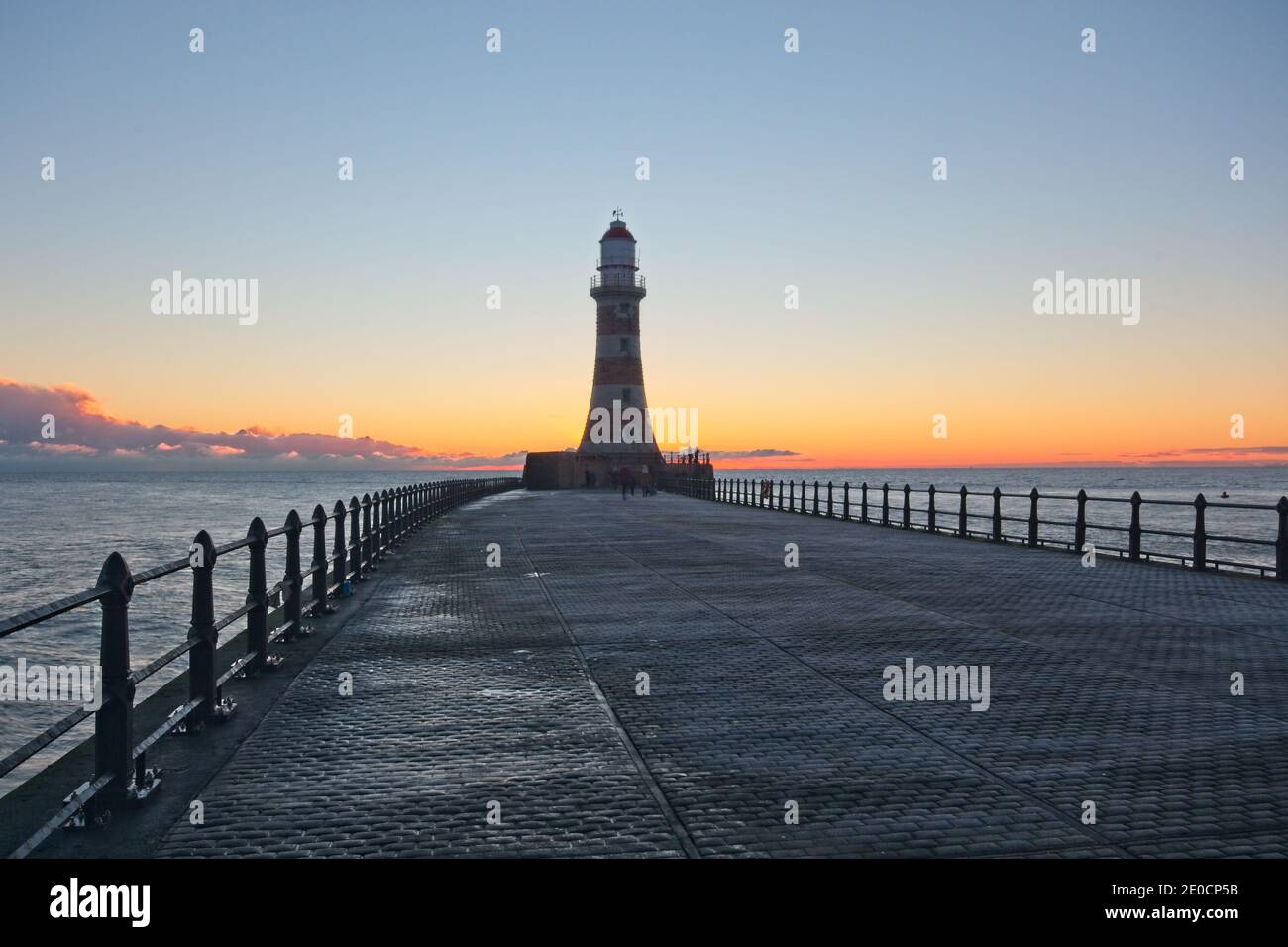 Alba a Roker Pier e Faro che si estende fuori dalla costa del Mare del Nord a Sunderland, Tyne e Wear, Inghilterra nord-orientale. Foto Stock