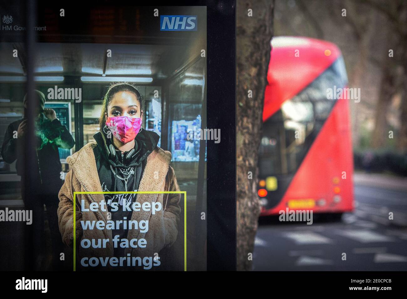 Viso coperture coronavirus segno a Westminster , Londra Foto Stock