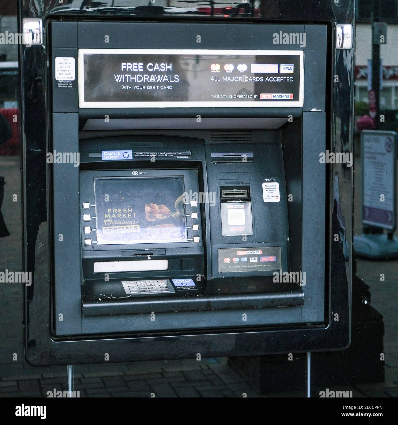 Londra UK, dicembre 31 2020, A Marks and Spencer Cash Dispenser Bancomat Cash Machine senza persone Foto Stock