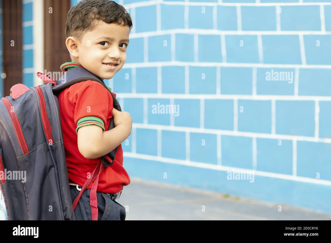 Concetto di ritorno a scuola - cute bambino asiatico ragazzo con zaino andare a scuola con divertimento Foto Stock