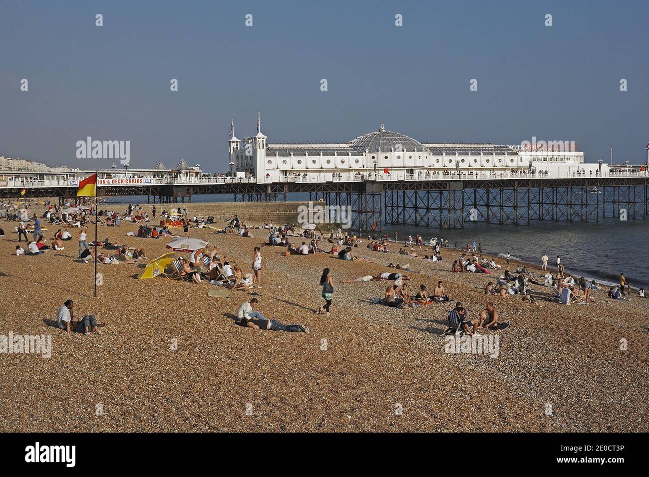 GRAN BRETAGNA / Inghilterra / Brighton Beach e con Brighton Pier. Brighton è una delle più grandi e famose località balneari del Regno Unito Foto Stock