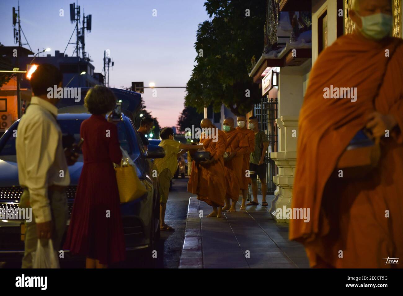 Bangkok, Thailandia. 31 dicembre 2020. Bangkok: Al mattino presto il 31 dicembre 2020, le persone portano il cibo ai monaci come benedizione per il prossimo anno nuovo 2021. (Foto di Teera Noisakran/Pacific Press) Credit: Pacific Press Media Production Corp./Alamy Live News Foto Stock