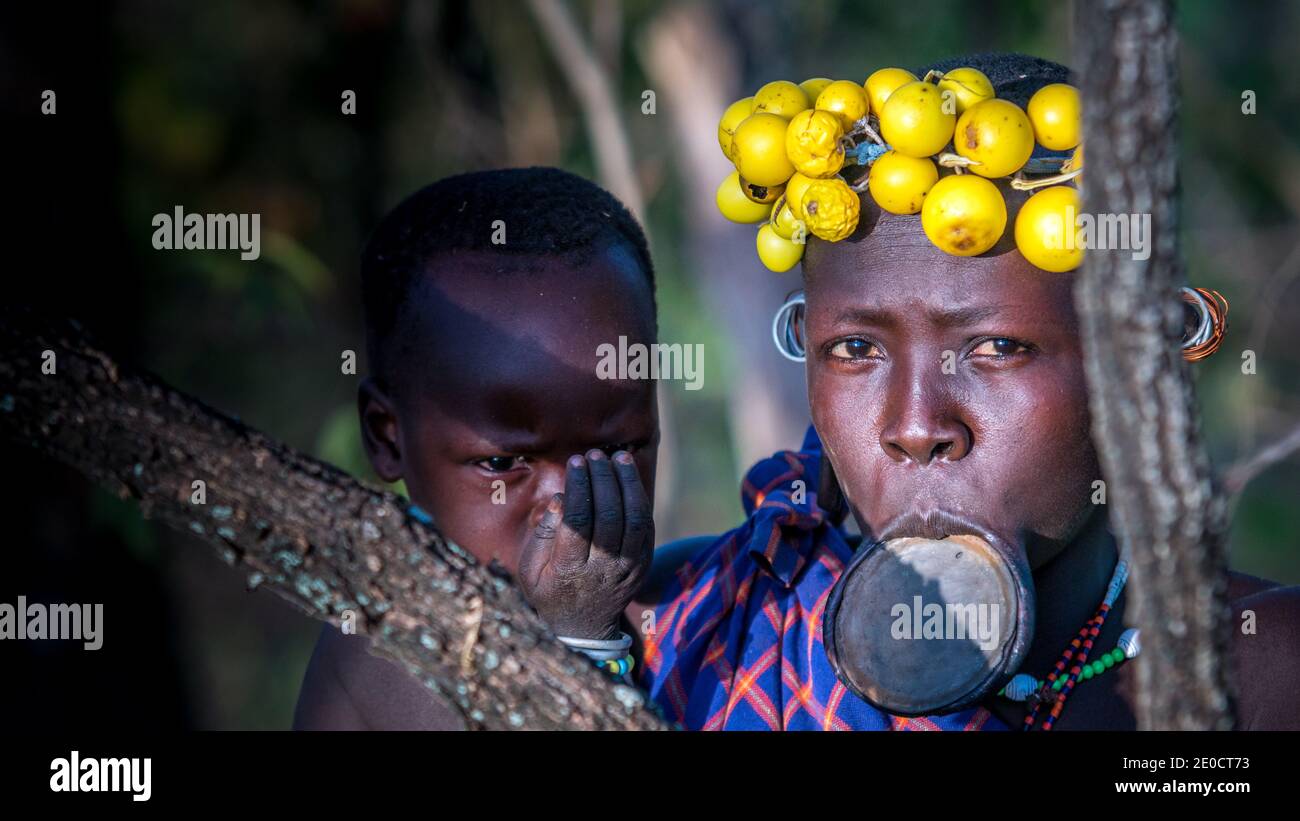 Donna di Surma, piastra di labbro di argilla, valle di Omo, Etiopia Foto Stock