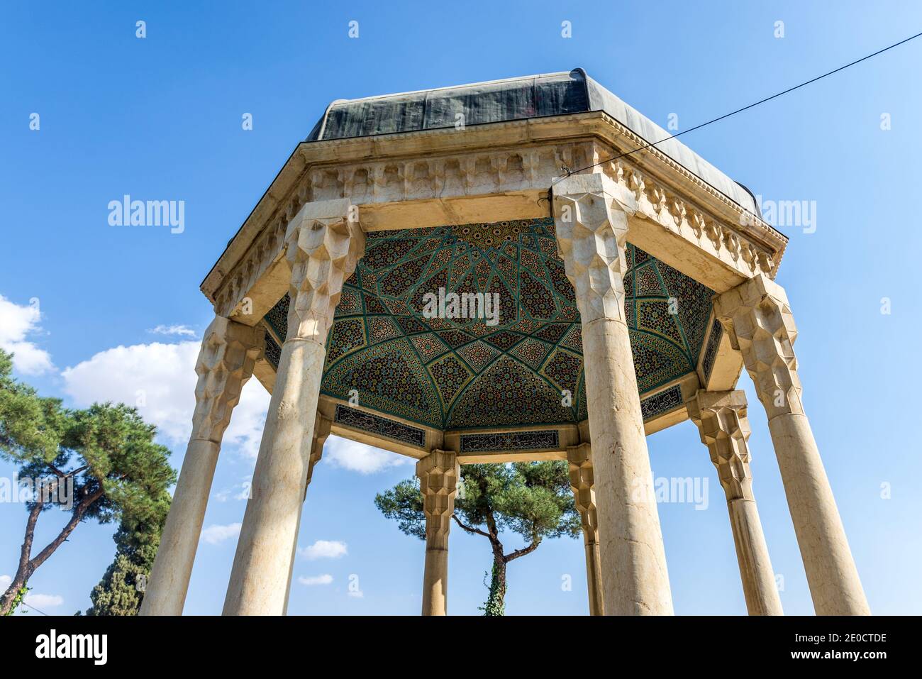Vista sul soffitto del padiglione nella tomba di Hafez memorial hall chiamato Hafezieh di Shiraz, la capitale della provincia di far in Iran Foto Stock