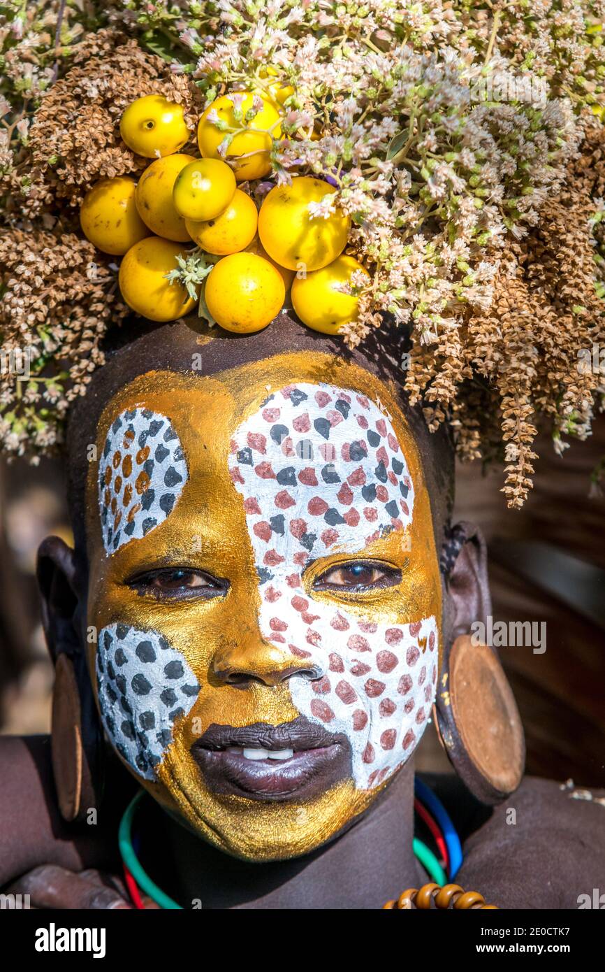 Giovane Surma, body paintings, valle dell'Omo, Etiopia Foto Stock