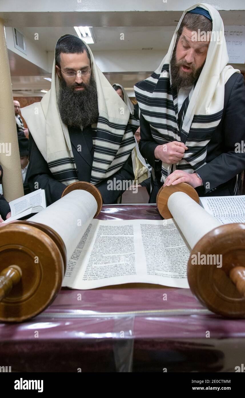 Una lettura Torah durante uno dei giorni intermedi della Pasqua. Presso la sinagoga Lubavitch mani a Crown Heights, Brooklyn, New York Foto Stock