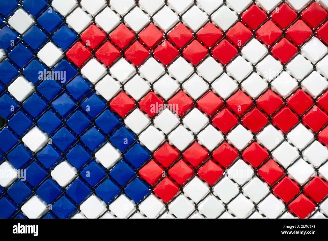 Una parte di una rappresentazione di arte popolare della bandiera americana fatta mettendo i quadrati di plastica in una recinzione di collegamento della catena. A Santa Croce HS in Flushing, Queens, . Foto Stock